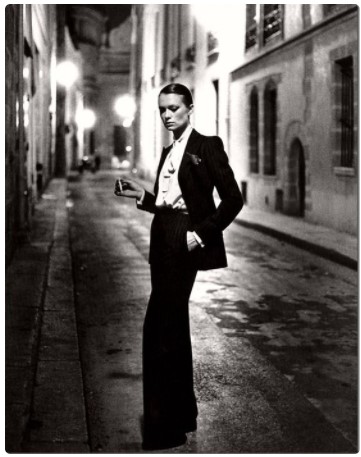   . Năm 1966, bộ trang phục tuxedo cho phụ nữ của Yves Saint Laurent bị cấm vào nhà hàng và được coi như một sự khiêu khích  