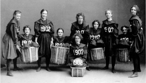   Senda Berenson là người sáng lập bóng rổ của phụ nữ, cô đã sửa đổi các quy tắc bóng rổ của nam giới (1891)  