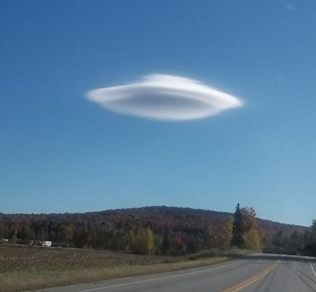   Đám mây trông như UFO  