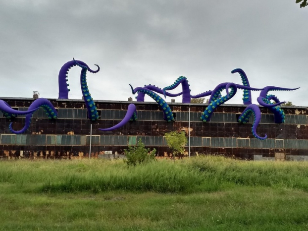   Tác phẩm nghệ thuật về con bạch tuộc khổng lồ ở một tòa nhà bỏ hoang  