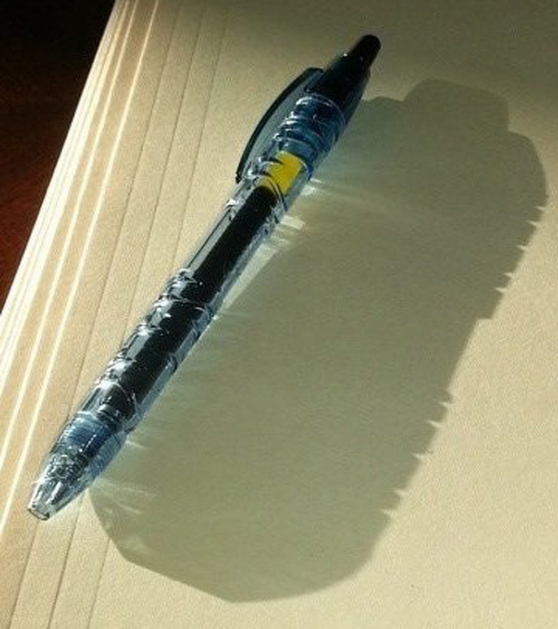   Bóng của chiếc bút tạo thành hình chai nước suối  
