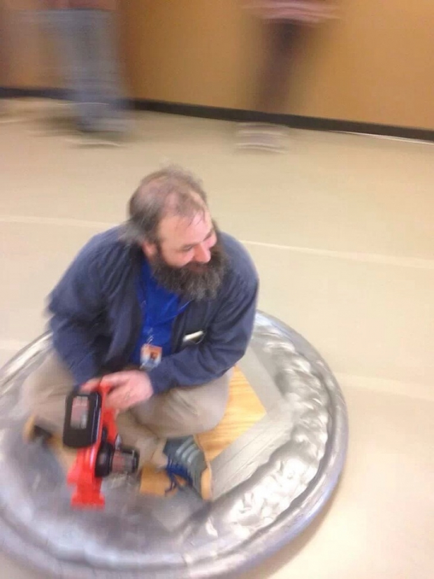   Giáo viên Khoa học tự làm chiếc hovercraft cho học sinh  