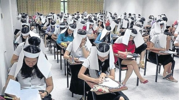  Đại học Bangkok, Thái Lan cho học sinh đội những chiếc mũ chống quay cóp trong giờ kiểm tra giữa kỳ  