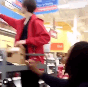   Những cô gái dọa nhân viên Walmart và cứ nghĩ vậy là vui  