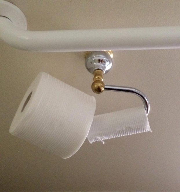  Cách vợ tôi thay cuộn giấy vệ sinh  