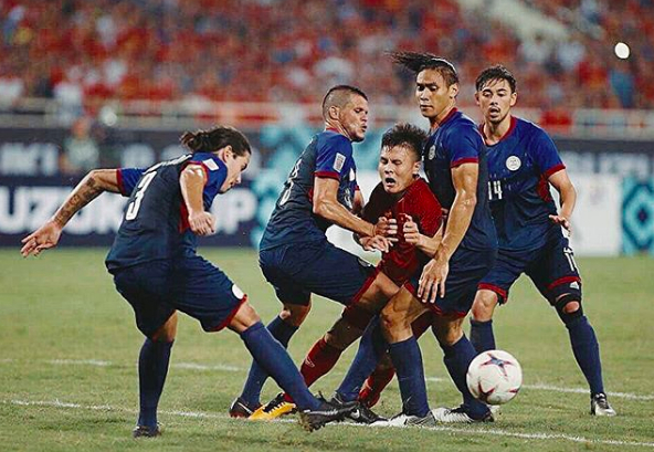   Hình ảnh 'em bé' Quang Hải bị kẹp giữa 4 cầu thủ đội Philippines tranh chấp bóng  
