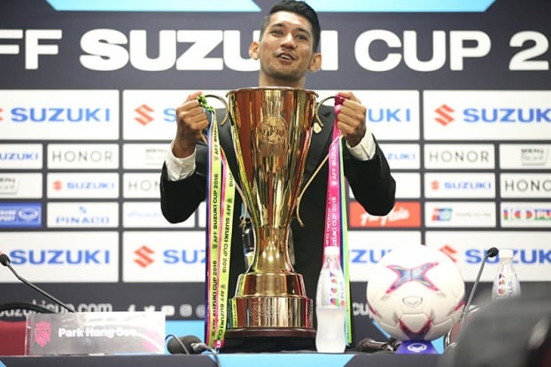   Trước buổi họp báo giữa Malaysia và Việt Nam tại sân Bukit Jalil, BTC đã mang cúp vô địch đến để giới thiệu với hai đội bóng cùng giới truyền thông  