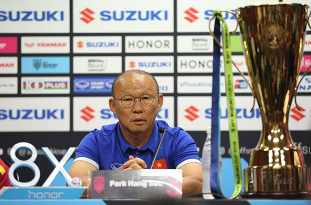  Trong buổi họp báo, HLV Pang Seo nhấn mạnh: 'Đây là trận chung kết AFF Cup sau 10 năm của tuyển Việt Nam, nên trận đấu tới là rất đặc biệt. Vì là trận chung kết, nên rất khó khăn nhưng chúng tôi sẽ cố gắng giành kết quả tốt nhất'  