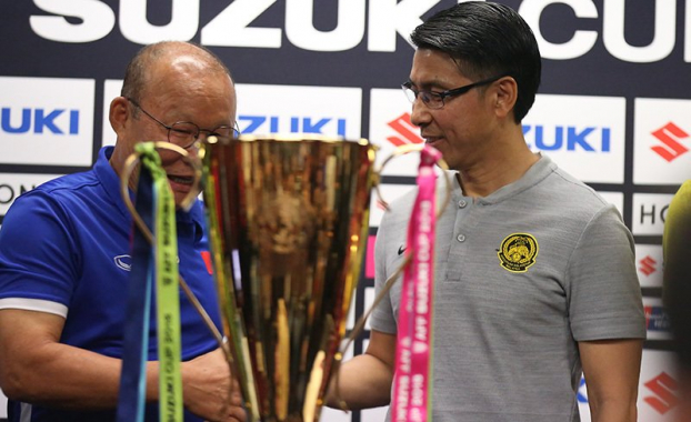   Thậm chí khi bắt tay người đồng nghiệp Tan Cheng Hoe, thầy Park cũng tranh thủ 'soi' kỹ chiếc cúp danh giá  