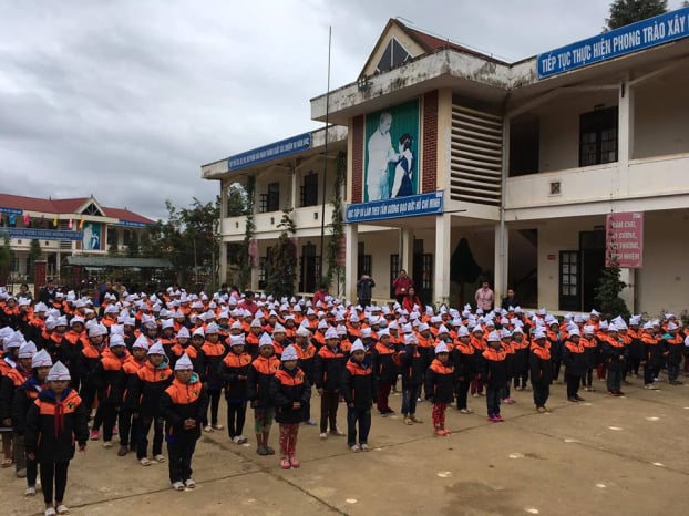 Tuyển Việt Nam tặng áo đấu có chữ ký cả đội để đấu giá từ thiện mua áo rét cho trẻ vùng cao 6