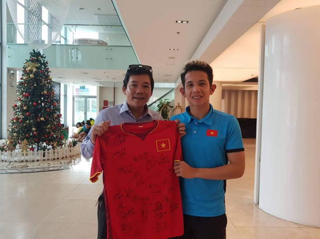   Chiếc áo đấu có chữ ký toàn bộ đội tuyển bóng đá Việt Nam, từ ông Park đến mỗi cầu thủ và thành viên Ban huấn luyện  