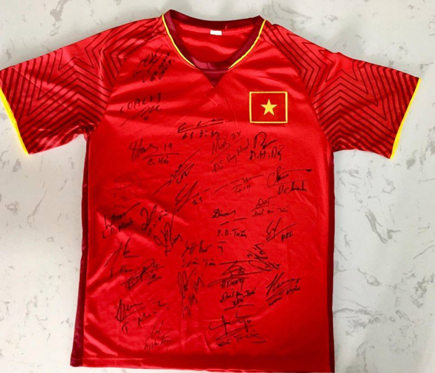 Tuyển Việt Nam tặng áo đấu có chữ ký cả đội để đấu giá từ thiện mua áo rét cho trẻ vùng cao 2