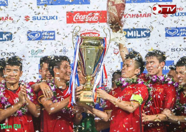   Bức ảnh Photoshop ĐT Việt Nam nâng cúp vô địch AFF Cup 2018  
