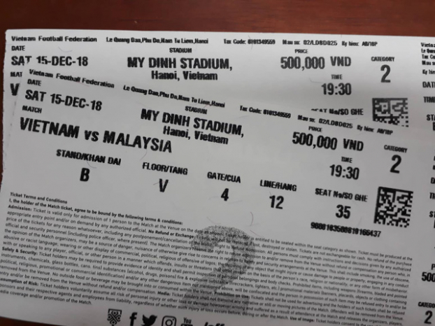   Hình 2: Tấm vé in rõ tên hai đội 'Việt Nam vs Malaysia' (Ảnh: K.XUÂN)  