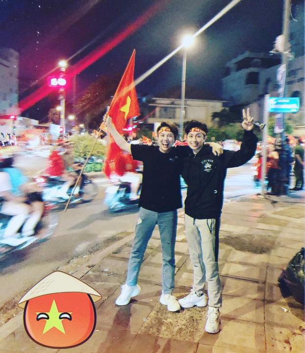   Duy Khánh và Gil Lê hòa vào không khí ăn mừng của người hâm mộ (Ảnh: Instagram Duy Khánh)  