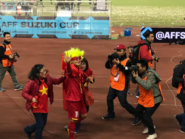   Được một CĐV tặng cho mặt nạ và tóc giả, Quang Hải hóa trang thành siêu nhân chạy khắp sân  