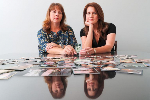   Cady Evans (trái) và chị gái, Crystal Deckard, cùng những bức ảnh của mẹ mình, bà Darlene Coker, người đã kiện Johnson & Johnson từ 20 trước vì loại phấn rôm trẻ em gây ung thư  