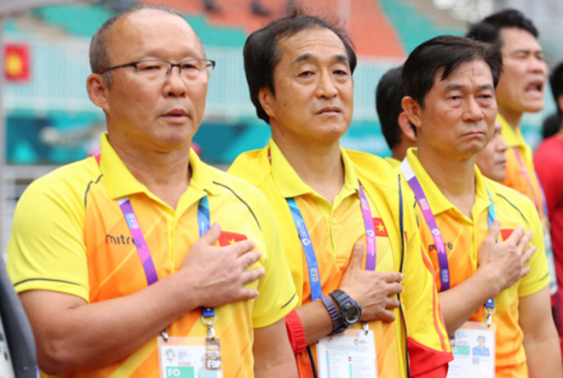   Ông Bae Ji-won (thứ ba từ trái sang) chủ động chia tay Việt Nam sau chức vô địch AFF Cup. Ảnh: Đức Đồng.  