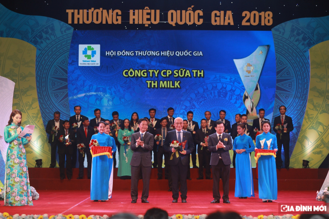   Đại diện Tập đoàn TH vinh dự nhận biểu trưng “Thương hiệu Quốc gia” từ Phó Thủ tướng Trịnh Đình Dũng và Bộ trưởng Bộ Công thương Trần Tuấn Anh  