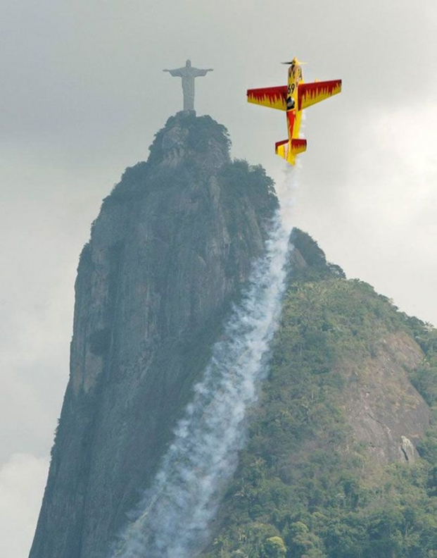   Bức ảnh chụp tại màn trình diễn máy bay (air show) ở Rio de Janeiro  