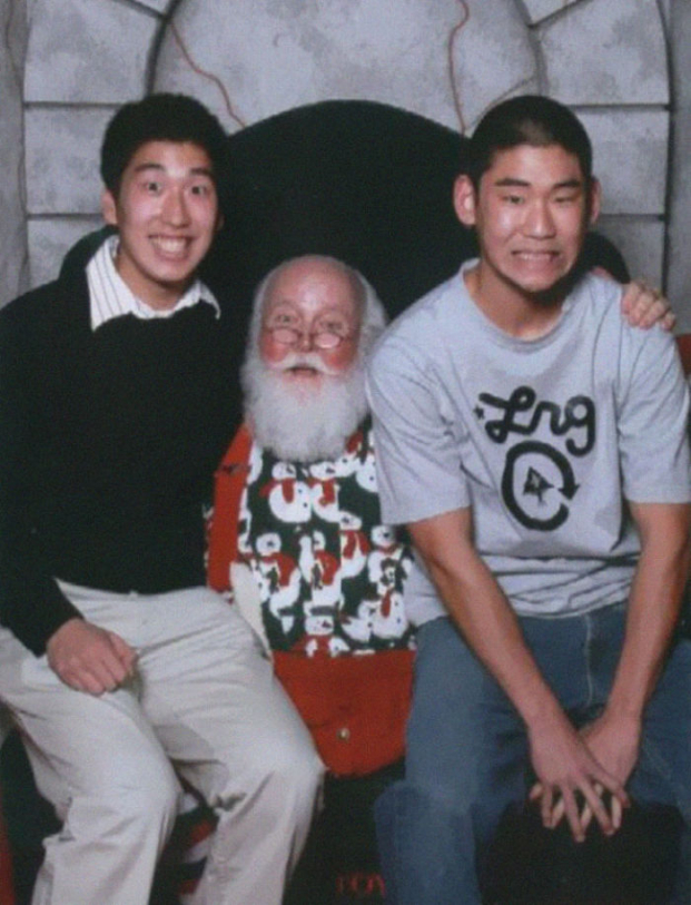 2 chàng trai chụp ảnh với ông già Noel suốt 12 năm liền, họ dường như không hề già đi 0