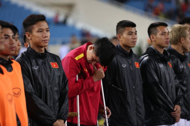 Lục Xuân Hưng phải chia tay sân cỏ 12 tháng, đồng đội và fan lên tiếng an ủi 0