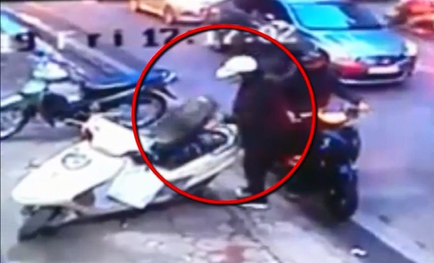 Camera ghi lại cảnh đôi nam nữ đi SH thản nhiên cạy cốp xe ga trộm đồ trong chớp mắt 0