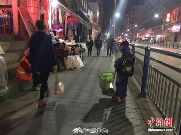 Dân mạng tấm tắc khen cậu bé hiếu thảo ra đường quét rác giúp người mẹ lao công 2