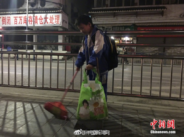Dân mạng tấm tắc khen cậu bé hiếu thảo ra đường quét rác giúp người mẹ lao công 3