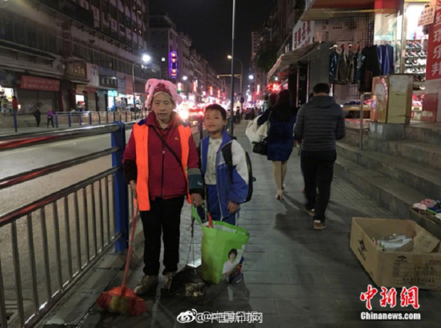 Dân mạng tấm tắc khen cậu bé hiếu thảo ra đường quét rác giúp người mẹ lao công 4