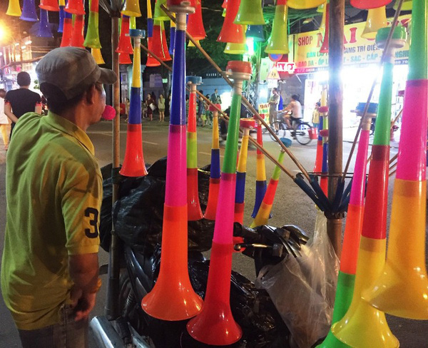 Asian Cup 2019: CĐV Việt Nam bị tịch thu kèn vuvuzela vì gây ồn ào trên sân UAE 1