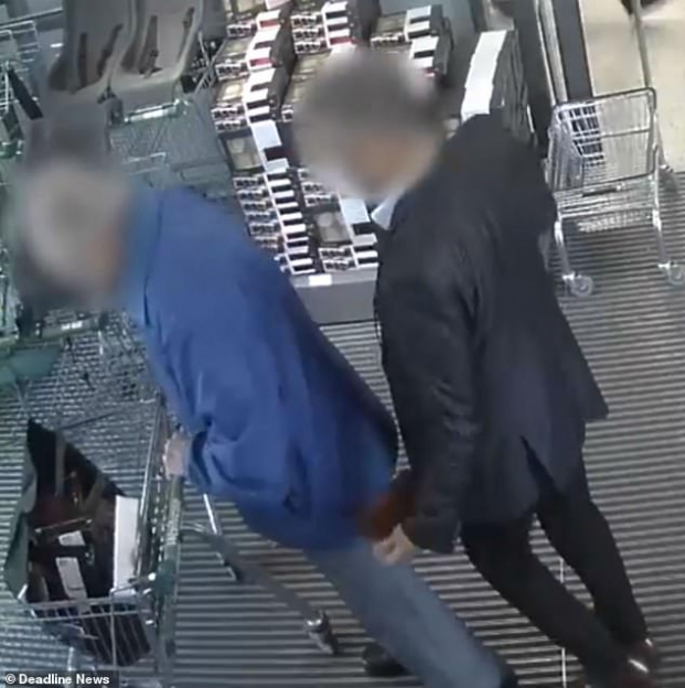   Cảnh sát hạt Surrey phát video cảnh người đàn ông ăn mặc lịch sự móc túi ông lão  