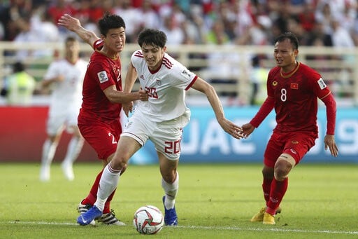 Việt Nam 0-2 Iran: Hàng thủ Việt Nam chiến đấu lăn xả, Quế Ngọc Hải 2 lần nằm sân 1