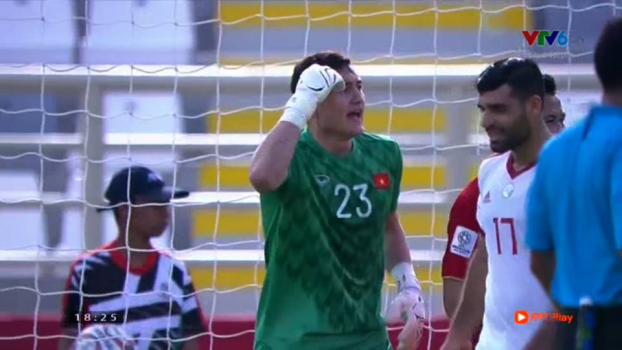Việt Nam 0-2 Iran: Hàng thủ Việt Nam chiến đấu lăn xả, Quế Ngọc Hải 2 lần nằm sân 0