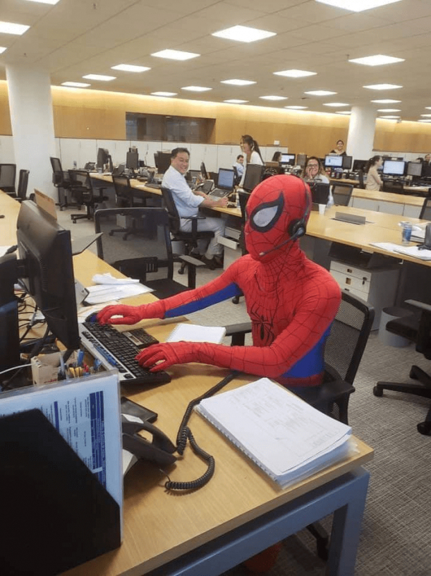Ngày cuối đi làm trước khi thôi việc, nhân viên 'chơi trội' hóa trang thành Spider Man 0