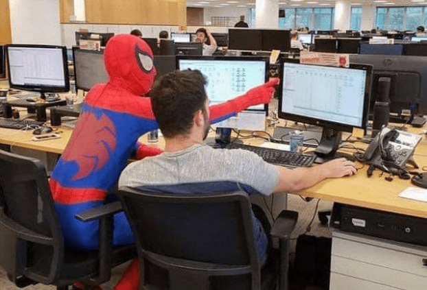 Ngày cuối đi làm trước khi thôi việc, nhân viên 'chơi trội' hóa trang thành Spider Man 2