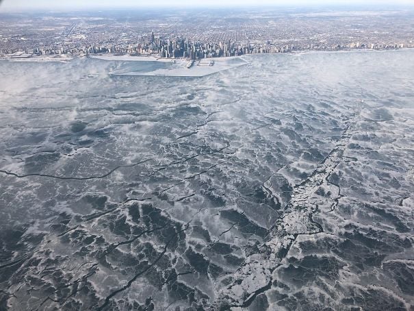   Sông Michigan đóng băng  