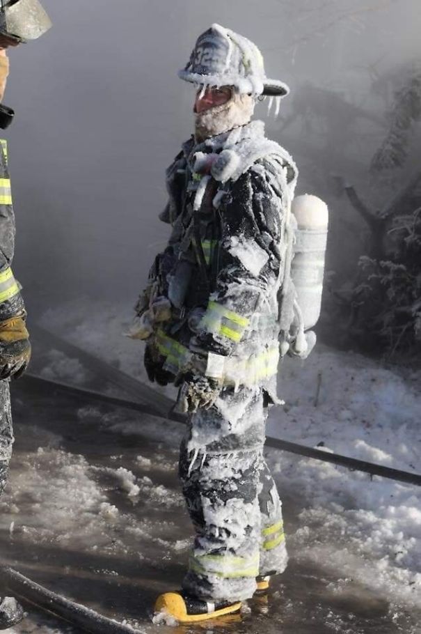   Người lính cứu hỏa làm nhiệm vụ trong lốc xoáy vùng cực -40 độ C  