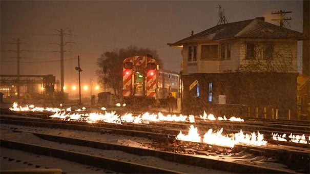   Do quá lạnh, người ta đã đốt lửa ở đường ray tàu tại Chicago để làm ấm  