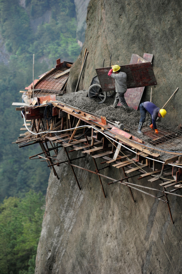   Công nhân Trung Quốc làm đường trên vách núi  