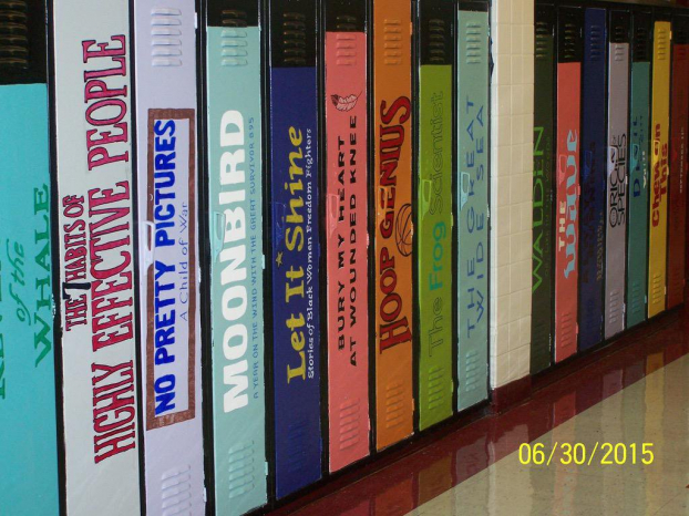   Trường học sơn những chiếc tủ cá nhân của học sinh thành hình những quyển sách để khuyến khích đọc sách  