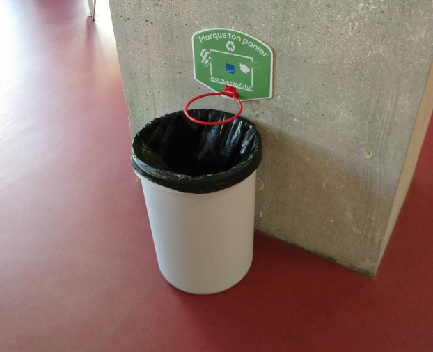   Trường học khuyến khích học sinh vứt rác vào thùng rác bằng cách biến nó thành trò chơi  