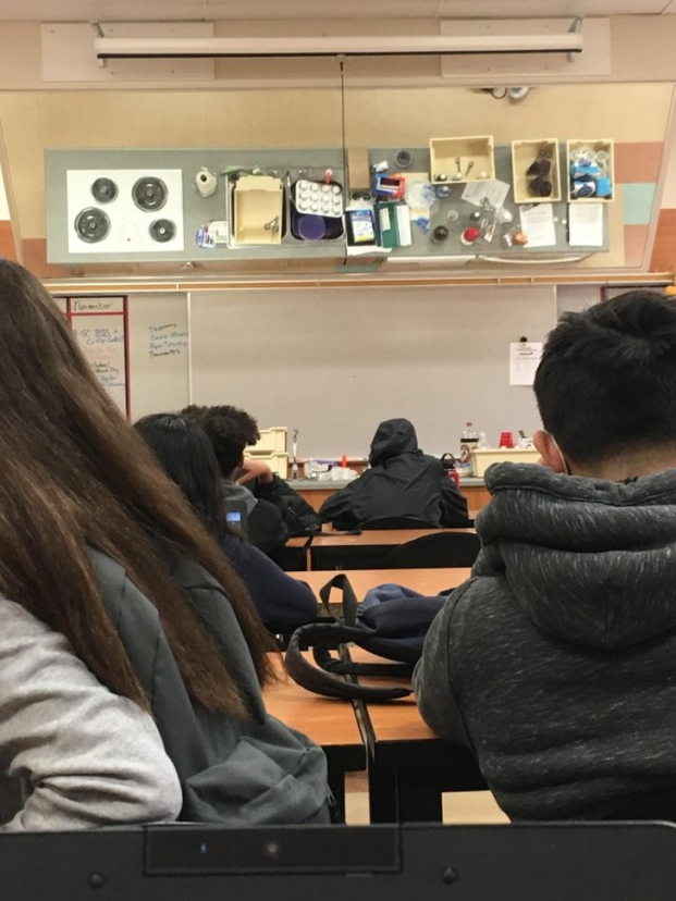   Lớp học nấu ăn này có một tấm gương phía trên bàn giáo viên để học sinh có thể thấy giáo viên đang làm gì  