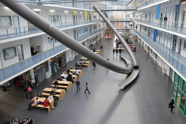   Trường Technische Universität München (Đức) thiết kế ống trượt giúp di chuyển từ tầng cao xuống tầng trệt một cách nhanh chóng, dễ dàng; đồng thời tạo nên điểm nhấn trong kiến trúc của đại học hàng đầu nước Đức này  