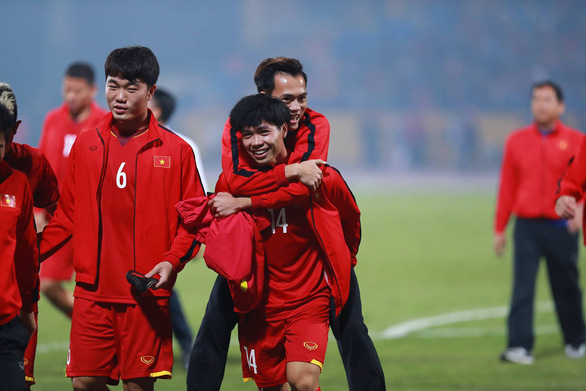  Hình ảnh Công Phượng cõng Văn Toàn để ăn mừng sau trận Việt Nam thắng Campuchia tại AFF Cup 2018 gây xúc động (Ảnh: Nguyễn Khánh)  