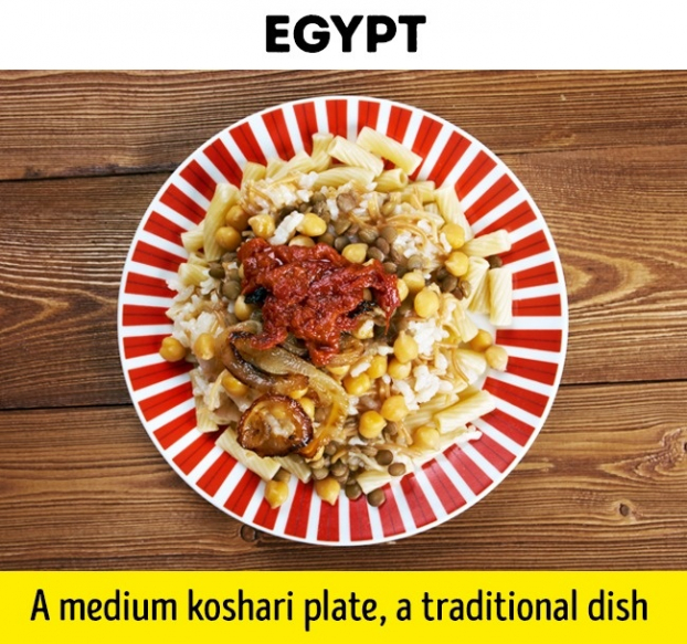   Nếu ở Ai Cập, bạn có thể mua một đĩa koshari cỡ bừa với 1 USD. Koshari là một món thức ăn nhanh với thành phần là mì ống, cơm, đậu xanh, đậu lăng và hành phi  