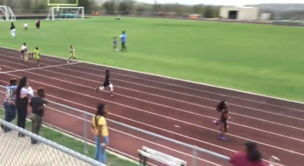 Cậu bé nhanh nhất thế giới lập kỷ lục chạy 100 m trong 13,48 giây khi mới 7 tuổi 4