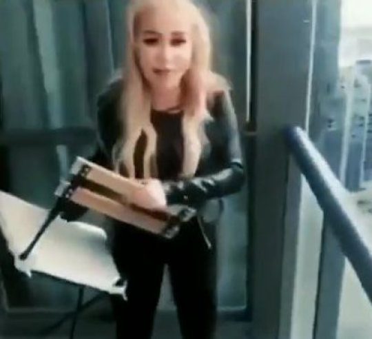   Nữ Instagrammer trẻ bị cáo buộc đã ném hai chiếc ghế từ ban công tầng 45 xuống đường  