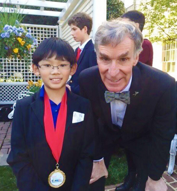   Daniel Liu từng gặp nhiều nhà khoa học nổi tiếng như Bill Nye. Ảnh: Twitter  