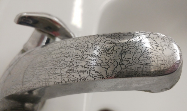   Những vết nứt trên vòi nước trông như tấm bản đồ  